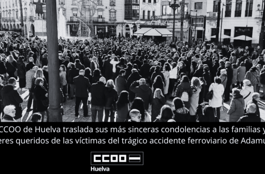 Imagen del minuto de silencio en la Plaza de las Monjas (Huelva), en homenaje a las víctimas y a sus familiares.