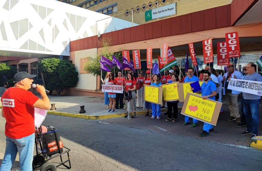 Concentración a las puertas del Hospital de la Mujer.