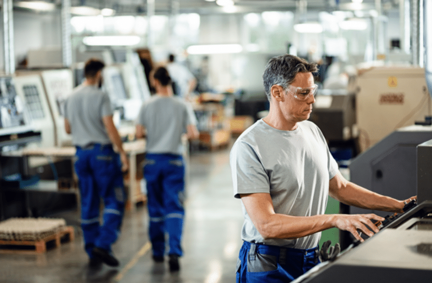 Trabajador en una fábrica. Fuente: Freepik