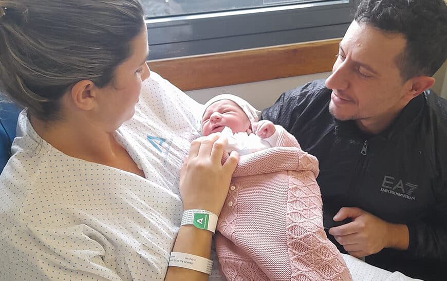 Cloe, la Primera Bebé Andaluza de 2026: Nace a las 00:01 en el Juan Ramón Jiménez de Huelva