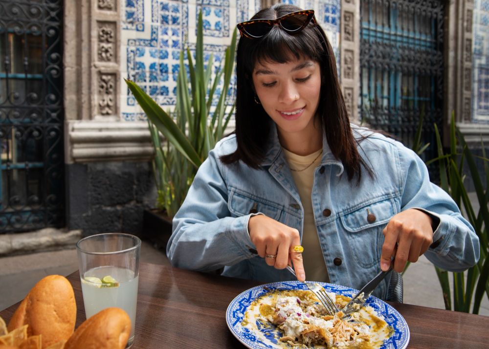 Comer Solo se Pone de Moda en España: Las Mesas Individuales Ganan Popularidad 1 Elena Digital López