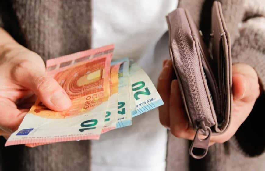 El 72% de los Españoles Opta por el Efectivo para Controlar Sus Gastos