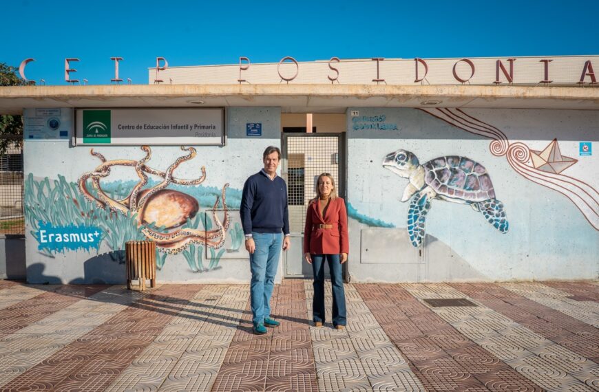 Juan José Salvador y Lourdes García, ante el colegio Posidonia de Roquetas de Mar