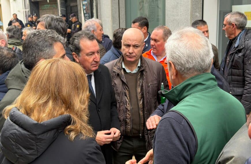 José Carlos Álvarez, junto a Manuel Andrés González, reunido con agricultores y ganaderos durante la concentración de Huelva