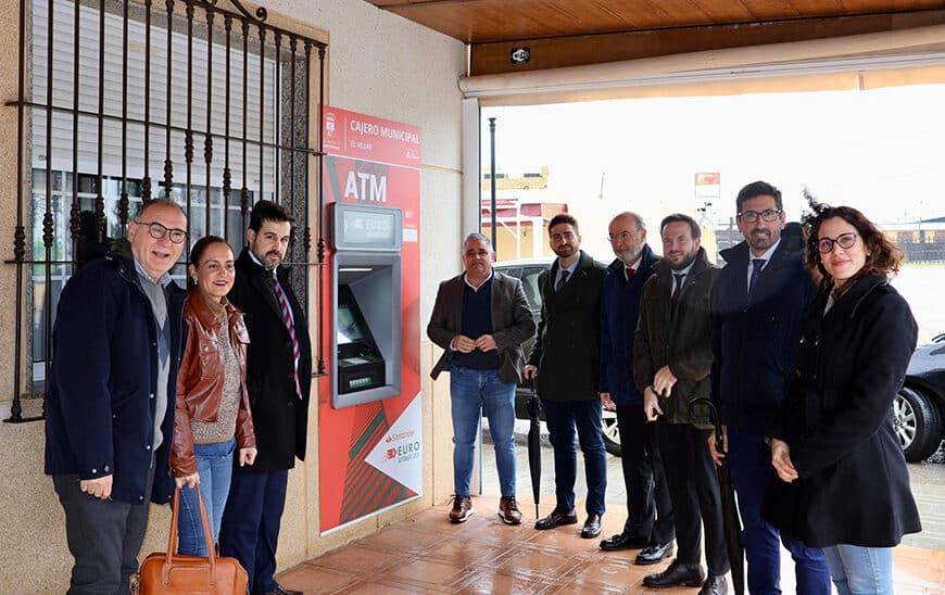 La Junta instala cajeros en pedanías de Córdoba para combatir la exclusión financiera