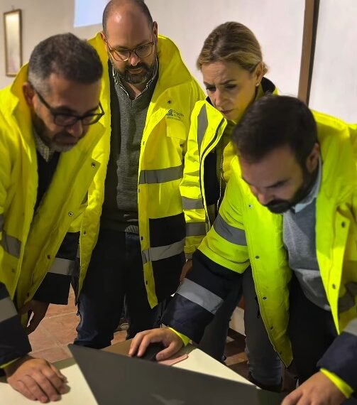 presidenta y Bello con personal del area de Cooperacion