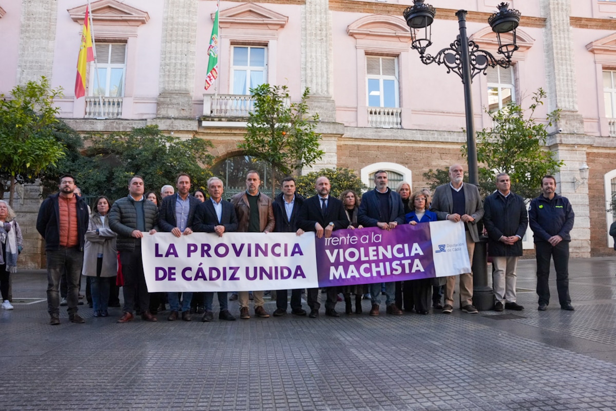 Minuto de Silencio en la Diputación por el Asesinato de una Vecina de Olvera 1 Minuto de Silencio en la Diputación por el Asesinato de una Vecina de Olvera