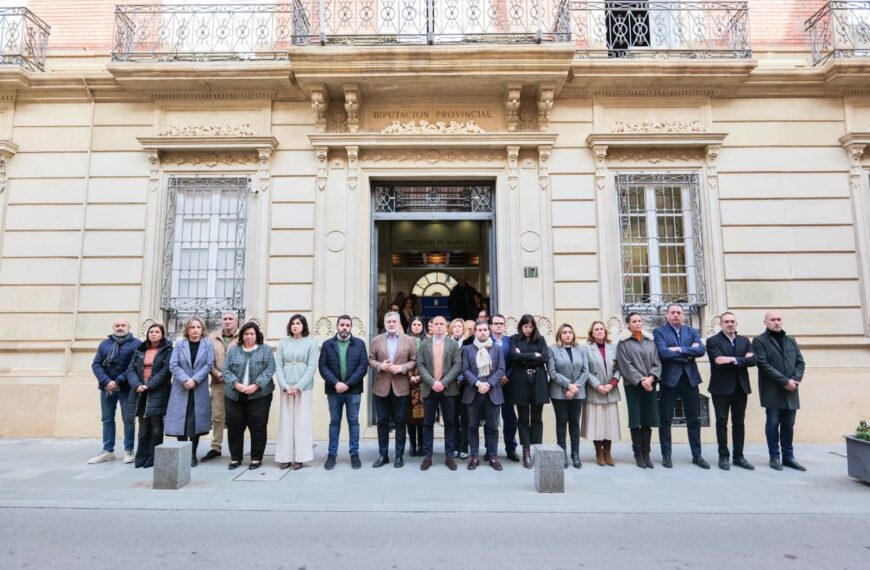 Minuto de silencio en la Diputación en memoria de las víctimas del accidente ferroviario