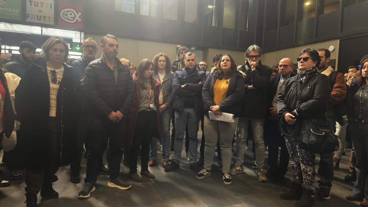 Silencio y Respeto en Memoria de las Víctimas del Accidente de Adamuz y en Solidaridad con el Sector Ferroviario 1 La secretaria general de CCOO de Andalucía en Sevilla