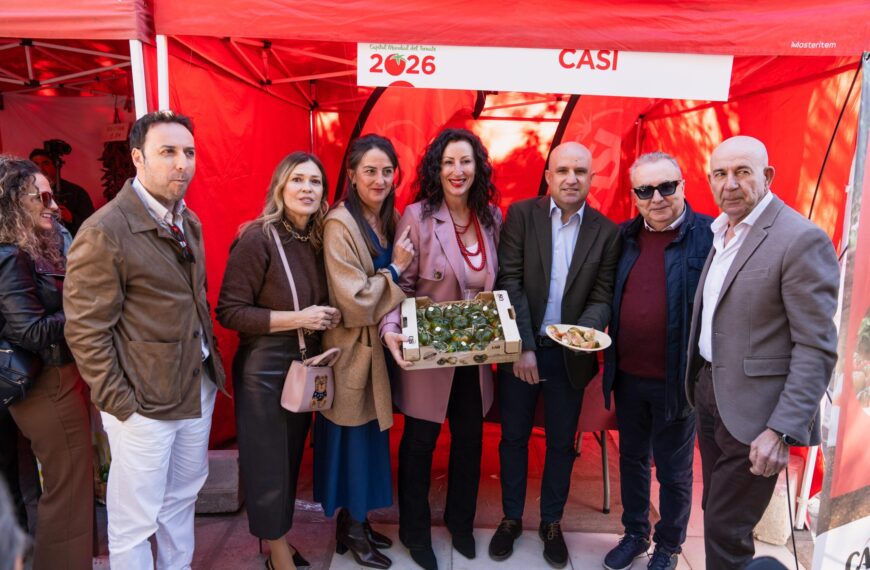 Almería Degusta 5.000 Kilos de Tomate, el Producto Estrella de la Capital en la Rambla