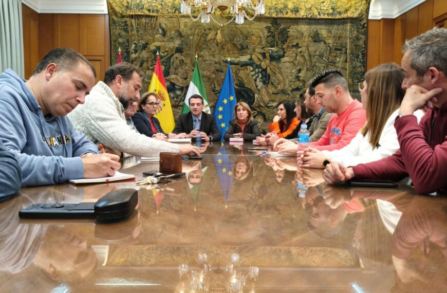 Imagen de la reunión de la representación sindical en Hitachi con Ayuntamiento, Subdelegación del Gobierno y Junta de Andalucía.