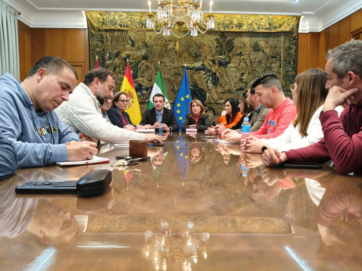 Apoyo del Ayuntamiento, Subdelegación y Junta de Andalucía a la plantilla de Hitachi Energy en el conflicto por el convenio colectivo 1 Imagen de la reunión de la representación sindical en Hitachi con Ayuntamiento, Subdelegación del Gobierno y Junta de Andalucía.