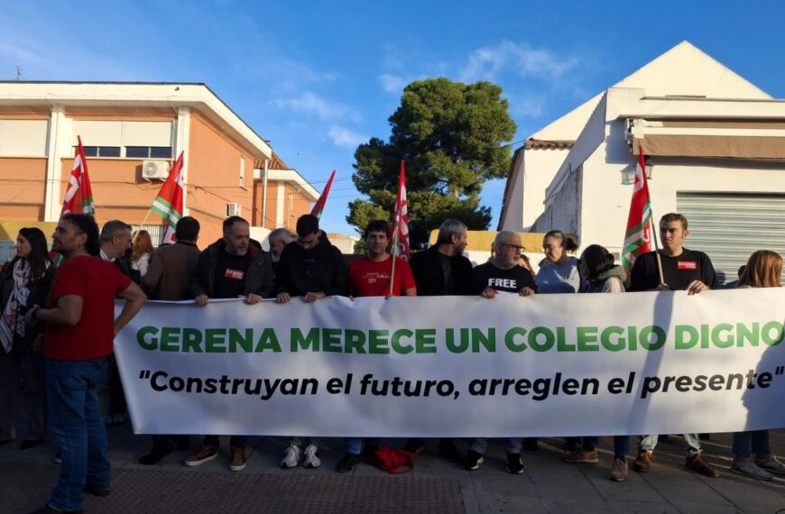 Concentración ante el CEIP Fernando Feliú de Gerena