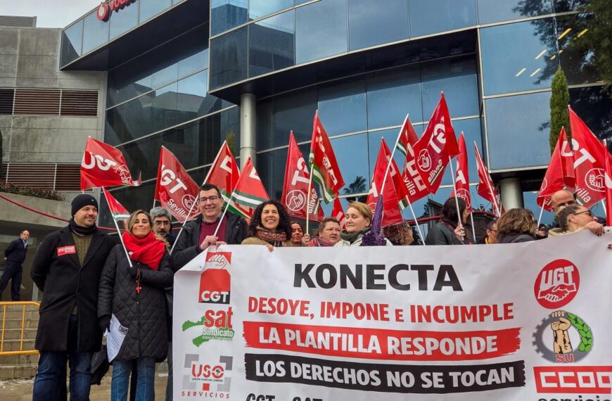 Concentración de Konecta ante la sede de Vodafone.