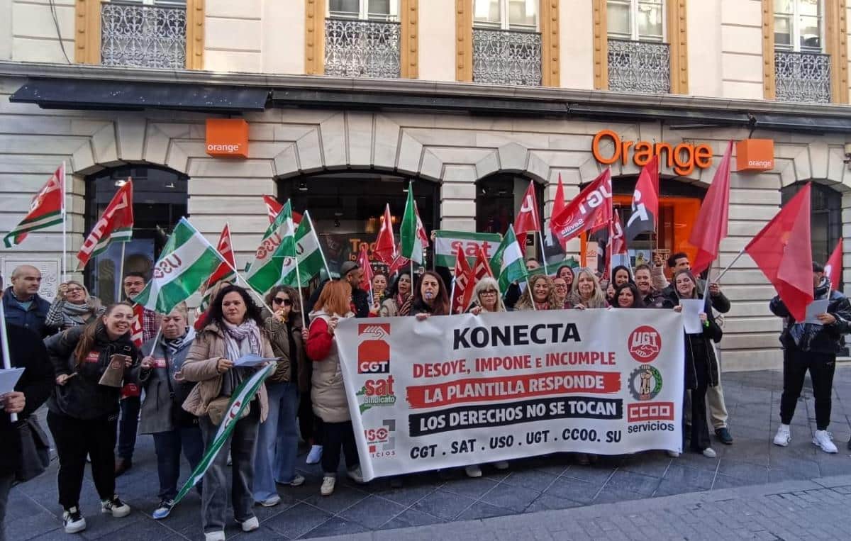 CCOO exige a Konecta el inicio de negociaciones para mejorar las condiciones laborales de los empleados en Sevilla 1 Concentración contra la precariedad en Konecta.