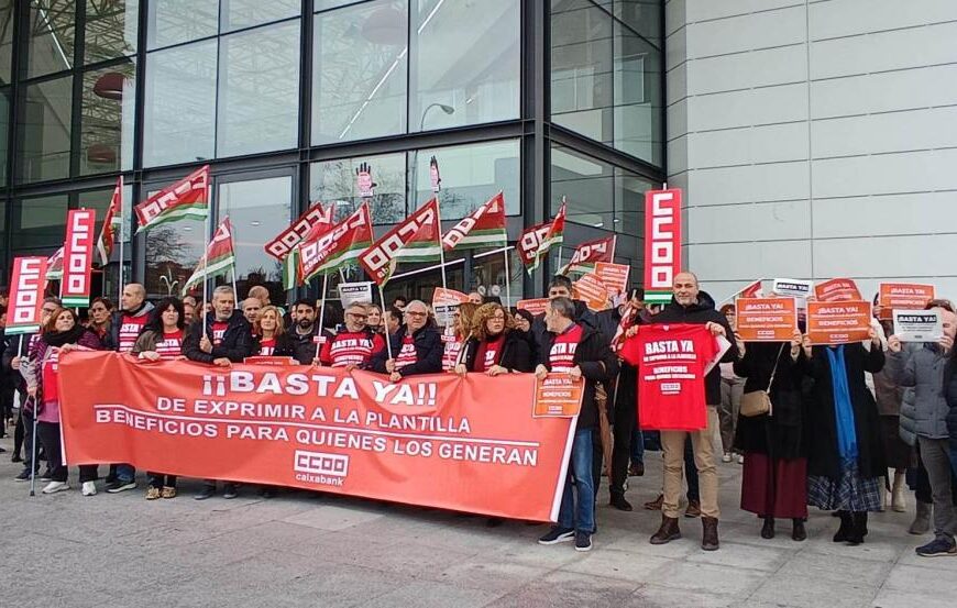 Movilización ante la sede de Caixabank en Granada