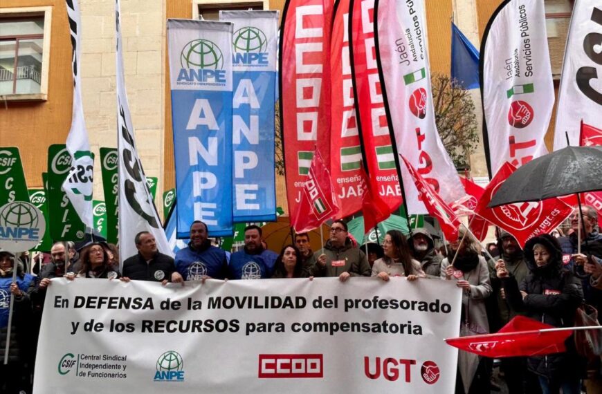 Concentación ante la Delegación de Educación de Jaén