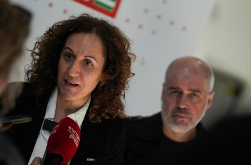 Nuria López atiende a los medios antes de la inauguración a la Escuela Confederal