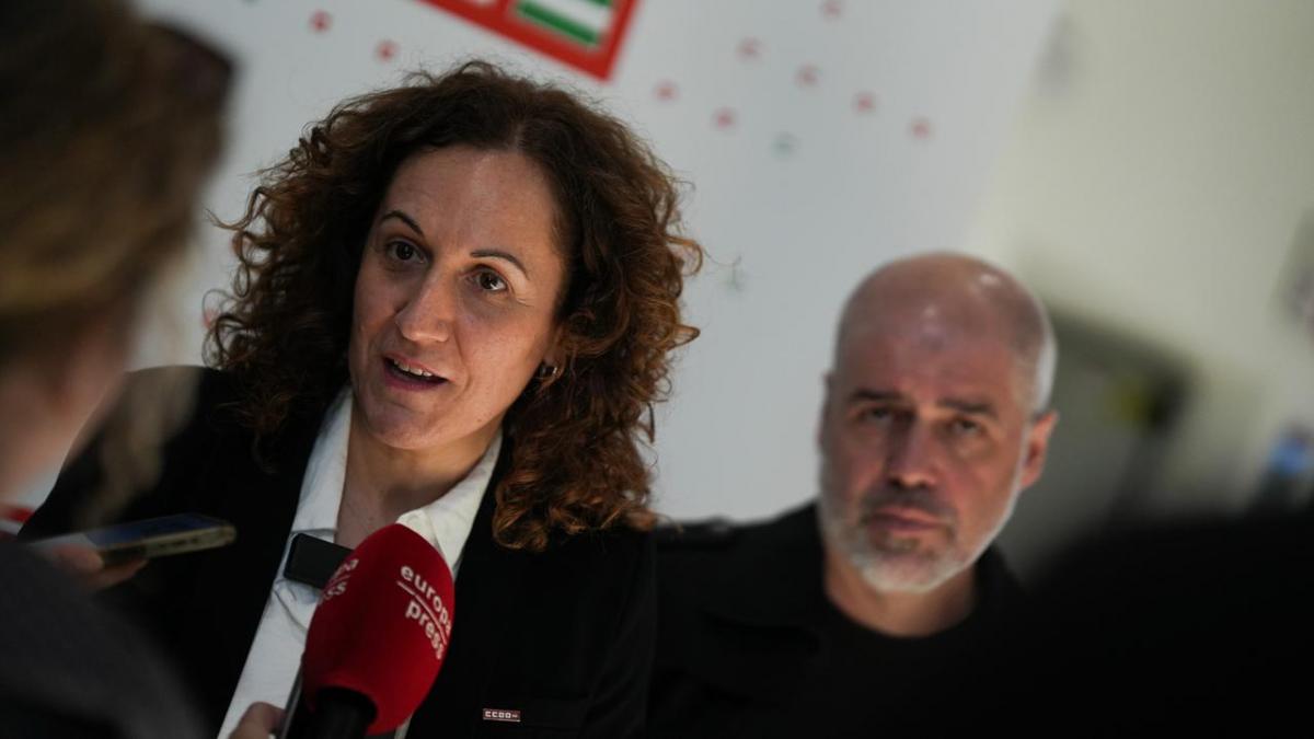 Centenares de Jóvenes Sindicalistas se Reúnen en la Escuela Confederal de Juventud para Luchar Contra la Precariedad Laboral y la Crisis de la Vivienda 1 Nuria López atiende a los medios antes de la inauguración a la Escuela Confederal