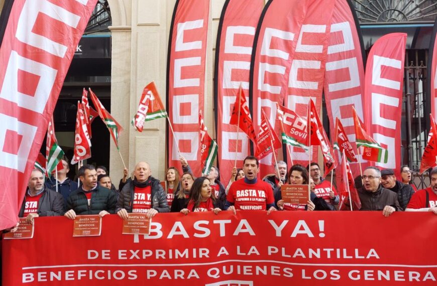Protesta de delegadas y delegados de CCOO en Caixabank ante la sede de Sierpes.