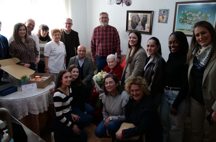 Diputación rinde homenaje a Carmen Amate, vecina de 94 años de Alhama de Almería