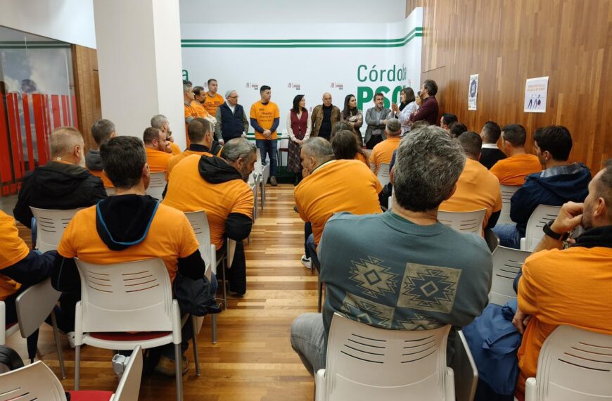 Imagen de la reunión de la dirección del PSOE con trabajadores de Hitachi.