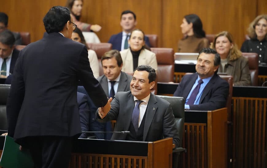 José Carlos Gómez Villamandos saluda a Juanma Moreno tras la aprobación de la nueva ley universitaria