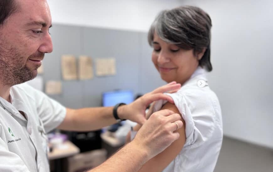 Una paciente se vacuna contra el Covid en un centro de salud.
