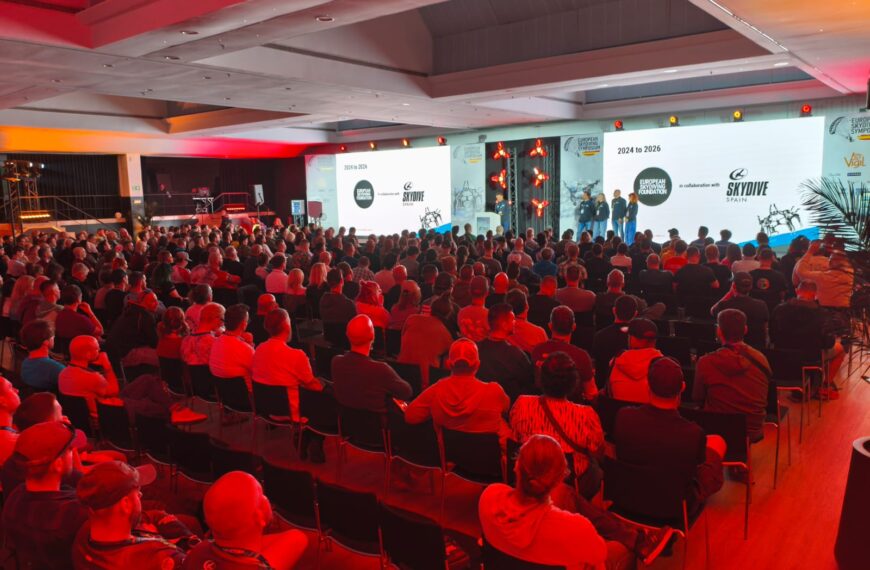 Inicio del VI Simposio Europeo de Paracaidismo
