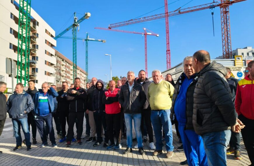 La huelga de los gruistas ha sido secundada por prácticamente el 100 % del colectivo.