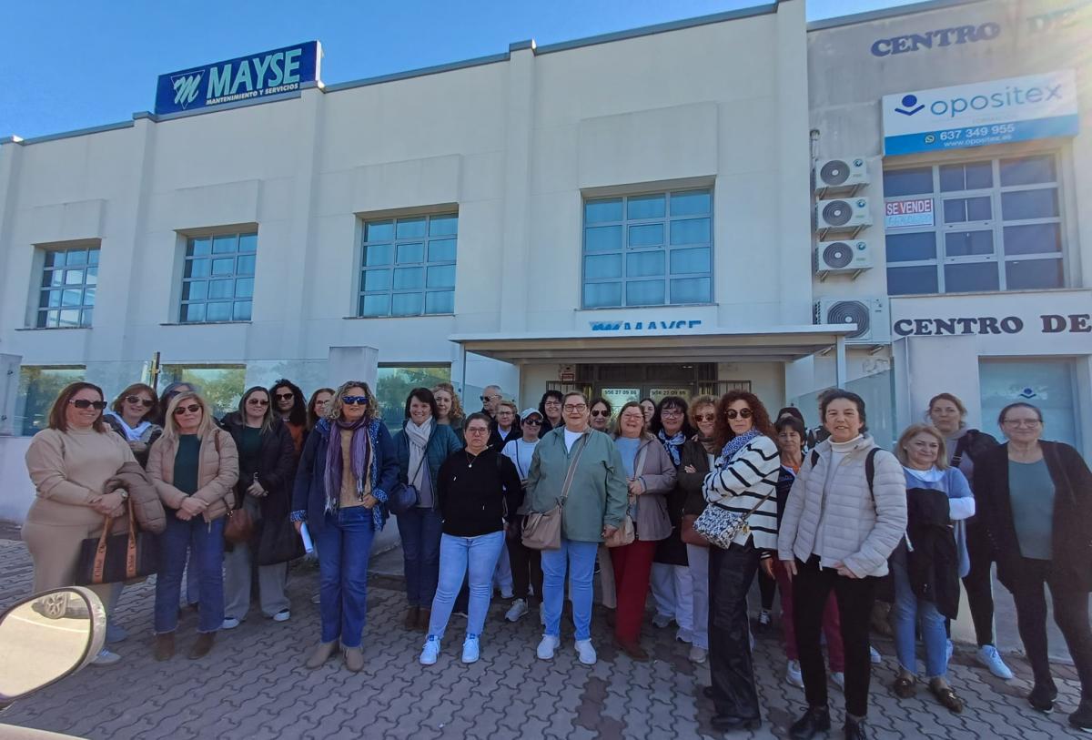 Las trabajadoras de limpieza de la Empresa Mayse estallan en El Puerto de Santa María por los constantes retrasos en el pago de sus nóminas 1 Fotografía concentración trabajadoras MAYSE en el dia de ayer