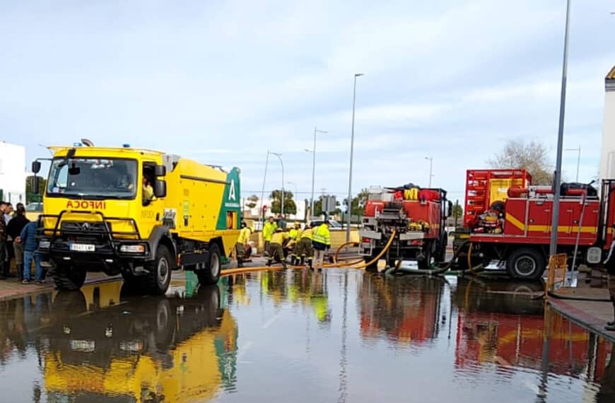 Efectivos del Infoca y 112 Andalucía trabajando en las inundaciones por la borrasca Marta