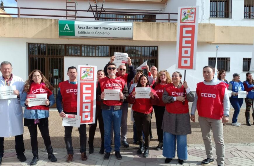 Delegados de CCOO durante la concentración ante el Hospital de Pozoblanco.