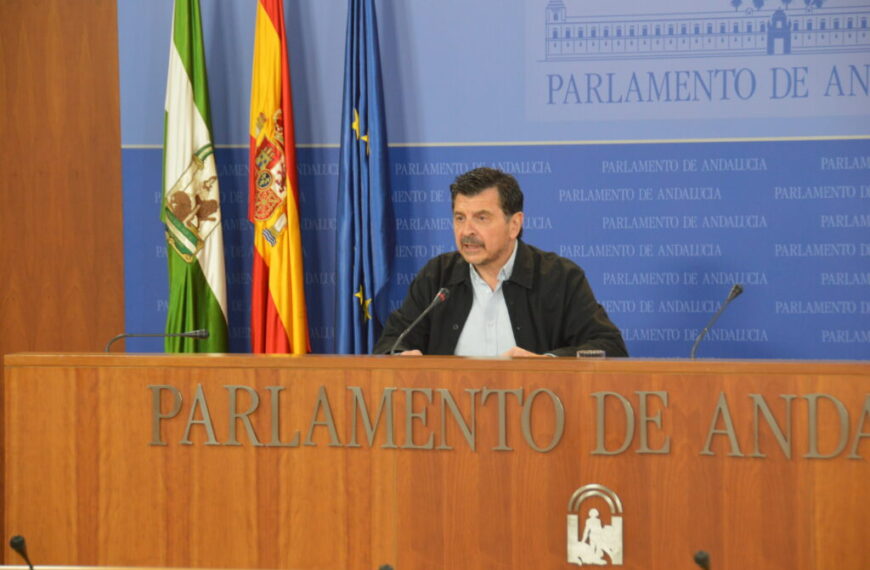 Toni Martín, en rueda de prensa en el Parlamento de Andalucía