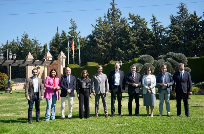 Antonio Repullo, Patricia Navarro, Adolfo Molina y José María Bellido, junto al resto de asistentes al encuentro sobre infraestructuras de Málaga y Córdoba