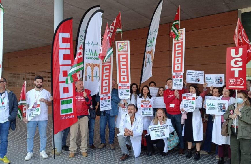 Imagen de la concentración para mostrar el rechazo de la apertura del tercer punto de urgencias sin el suficiente personal.