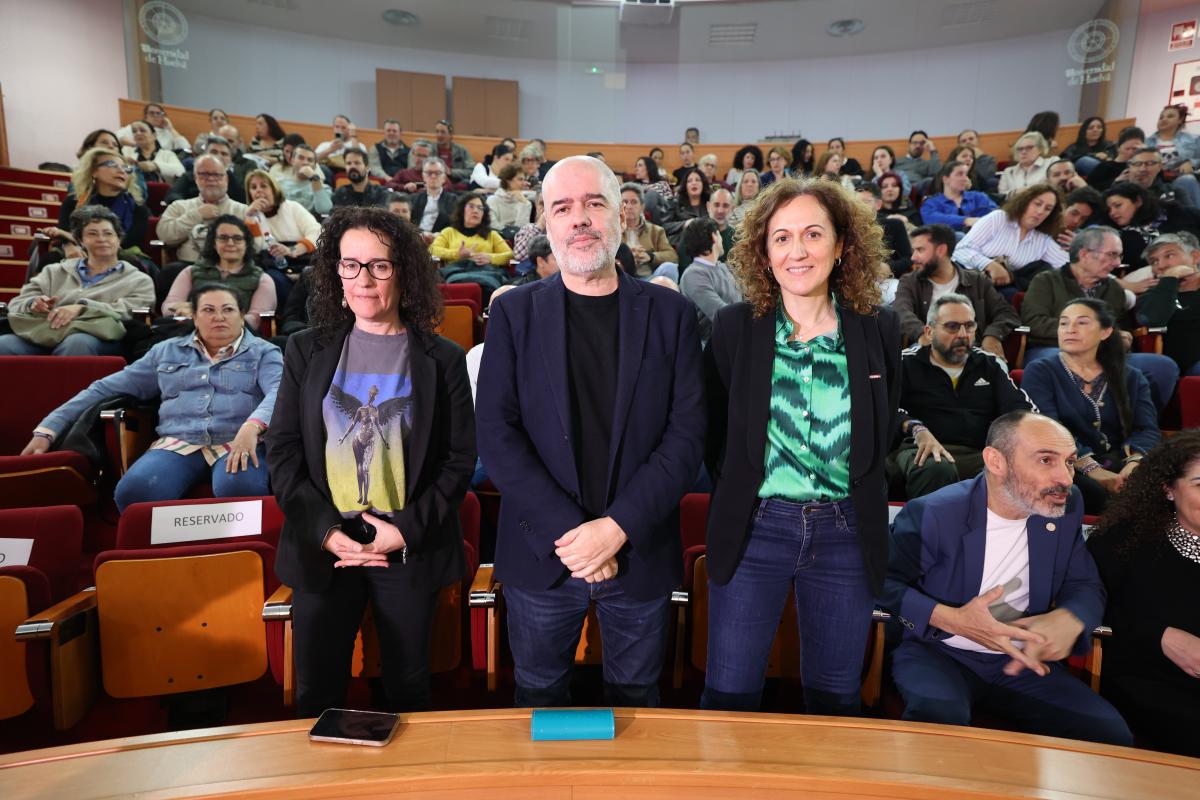 CCOO demanda un aumento general de salarios y acciones urgentes para proteger los servicios públicos y combatir la inflación 1 Nuria López, Unai Sordo y Julia Perea en la asamblea de CCOO en Huelva