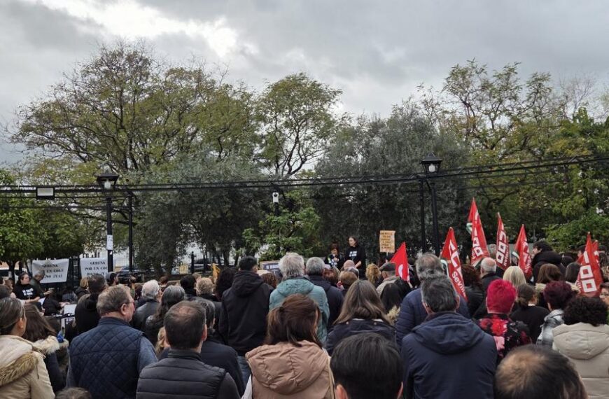 Concentración por un nuevo colegio en Gerena.