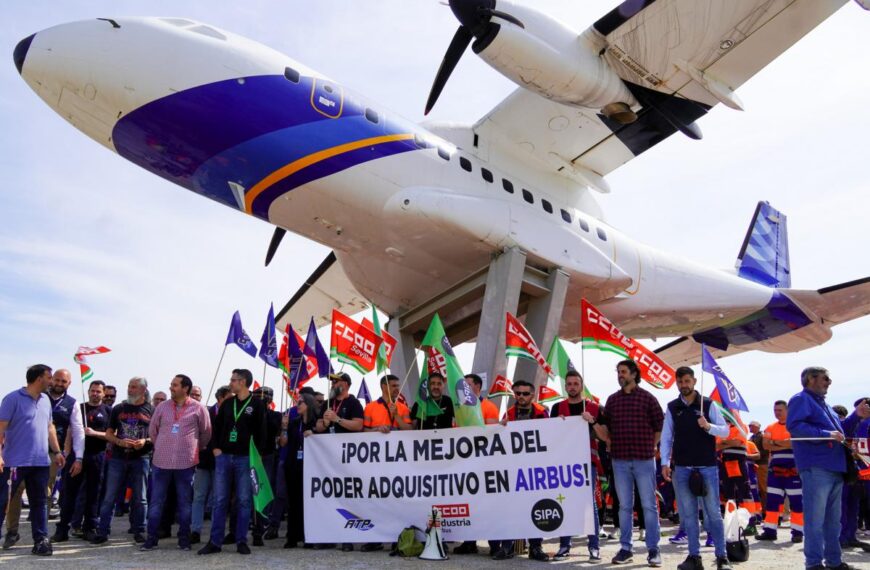 Concentración a las puertas de la factoría de Airbus San Pablo.