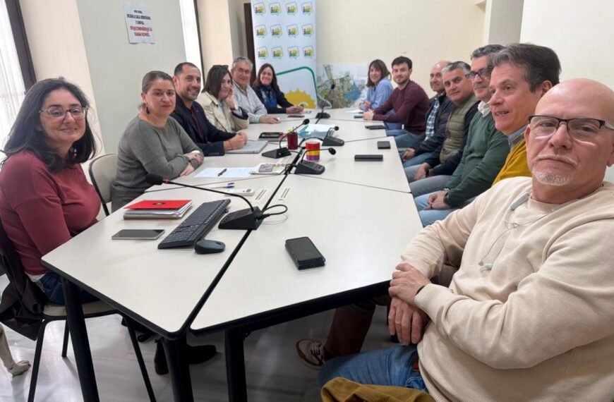 Imagen de la reunión de los representantes de CCOO con los de IU.