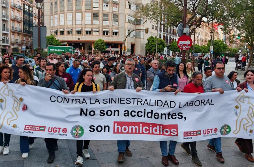 CCOO, UGT y Sindicato Unitario movilizan a un millar de personas en Huelva contra la siniestralidad laboral: “No son accidentes, son homicidios”