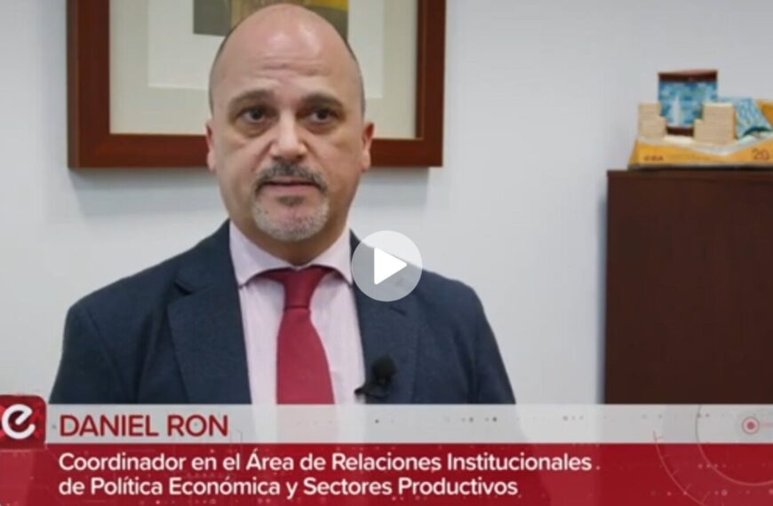 Daniel Ron, Coordinador en el Área de Relaciones Institucionales de Política Económica y Sectores Productivos, durante una intervención para un medio de comunicación