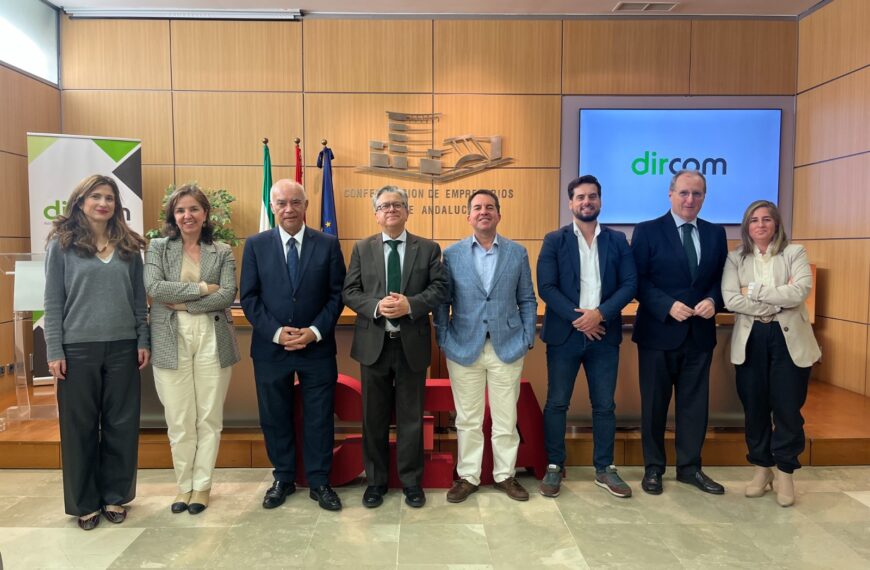 El secretario general de la Confederación de Empresarios de Andalucía (CEA), Luis Fernández-Palacios, posa junto a una delegación de la asociación Dircom Andalucía en la sede de la patronal. Los ocho representantes se encuentran situados frente al logotipo en relieve de la Confederación de Empresarios de Andalucía y una pantalla que muestra el logo de Dircom. La imagen simboliza la colaboración entre ambas entidades para potenciar el valor de la comunicación profesional, la transparencia y la reputación en el tejido empresarial andaluz