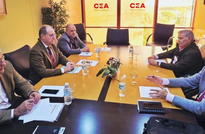 Reunión de representantes de la Confederación de Empresarios de Andalucía en una mesa de juntas para discutir el marco regulatorio y el tejido productivo andaluz