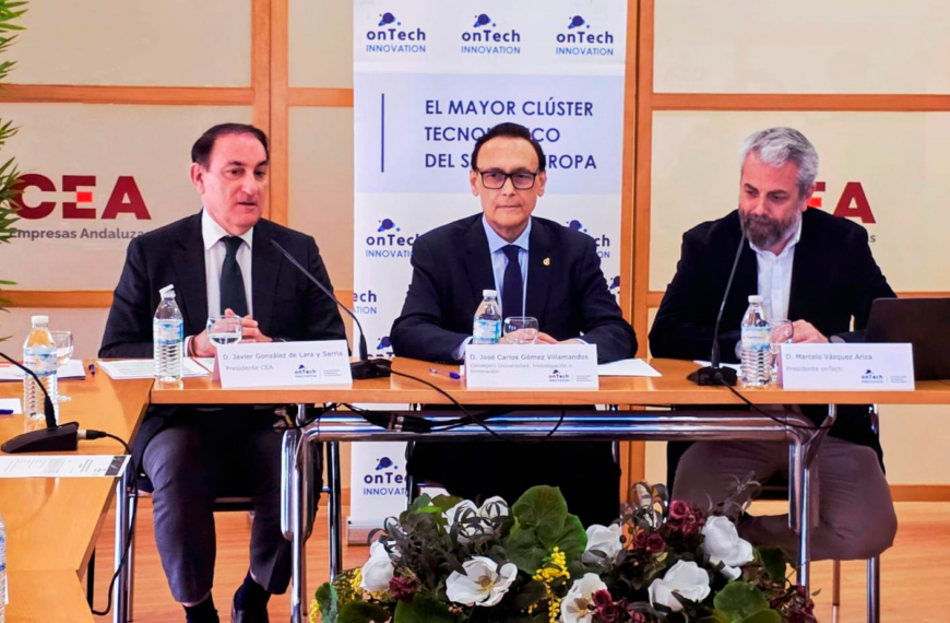 Tres hombres sentados en una mesa de presidencia durante un evento de onTech Innovation y CEA. En el centro se encuentra José Carlos Gómez Villamandos, flanqueado por Javier González de Lara y Marcelo Vázquez Ariza