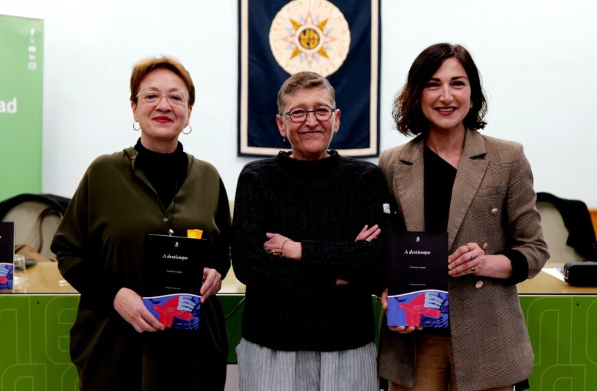 Carmen López presenta su poemario 'A destiempo' en la UNED