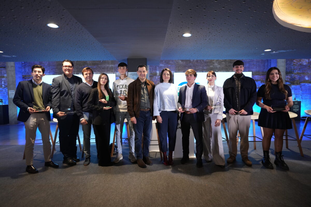 "Comprometidos a Luchar por un Futuro Mejor para Todos" – Partido Popular de Andalucía 1 Juanma Moreno con Antonio Repullo, María José Carmona y los galardonados en los Premios Jóvenes Estilo Andaluz 2026