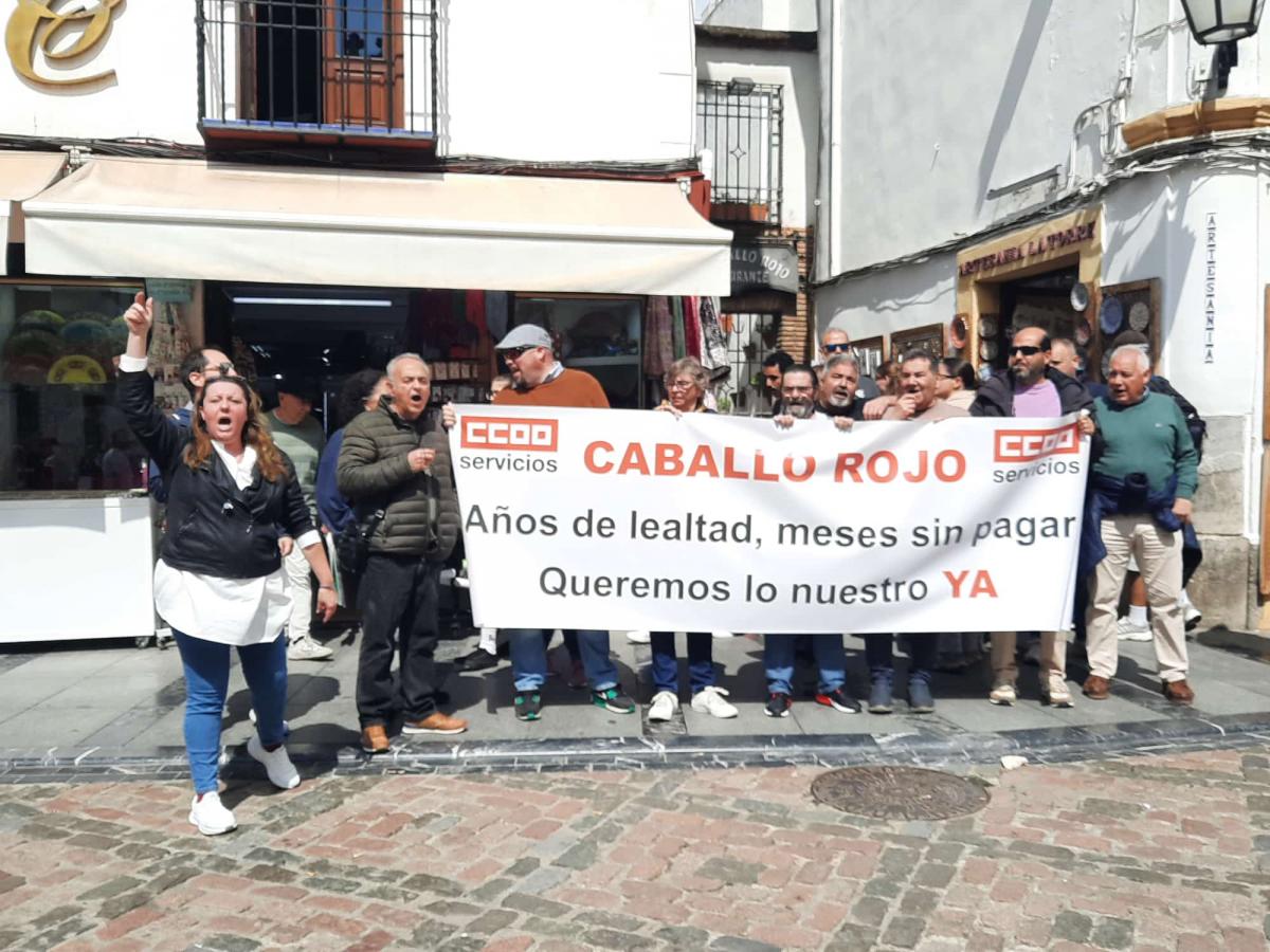 El Caballo Rojo: La plantilla se concentra nuevamente por impagos de nóminas 1 Imagen de la protesta de la plantilla de El Caballo Rojo en la segunda jornada de huelga.