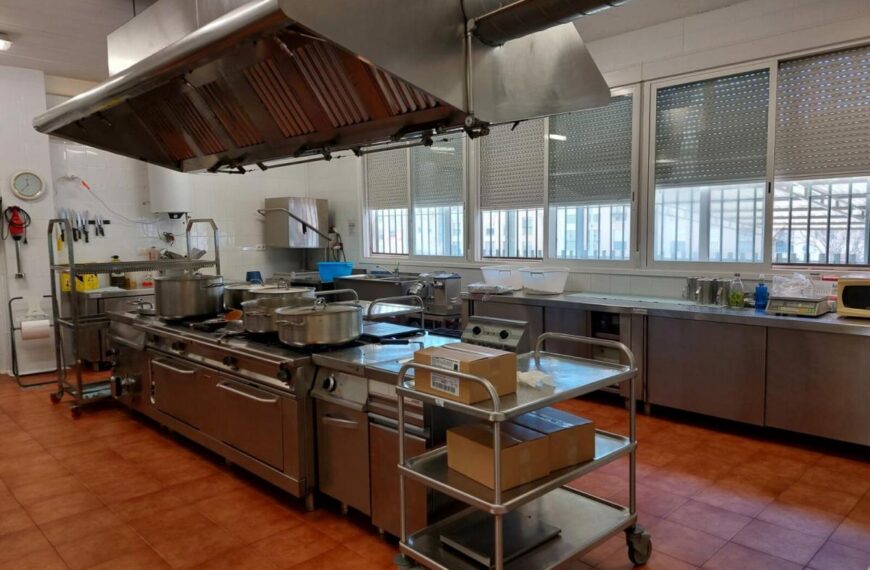 El comité de empresa de Mediterránea de Catering denuncia irregularidades en la aplicación del pliego de condiciones de los comedores escolares.