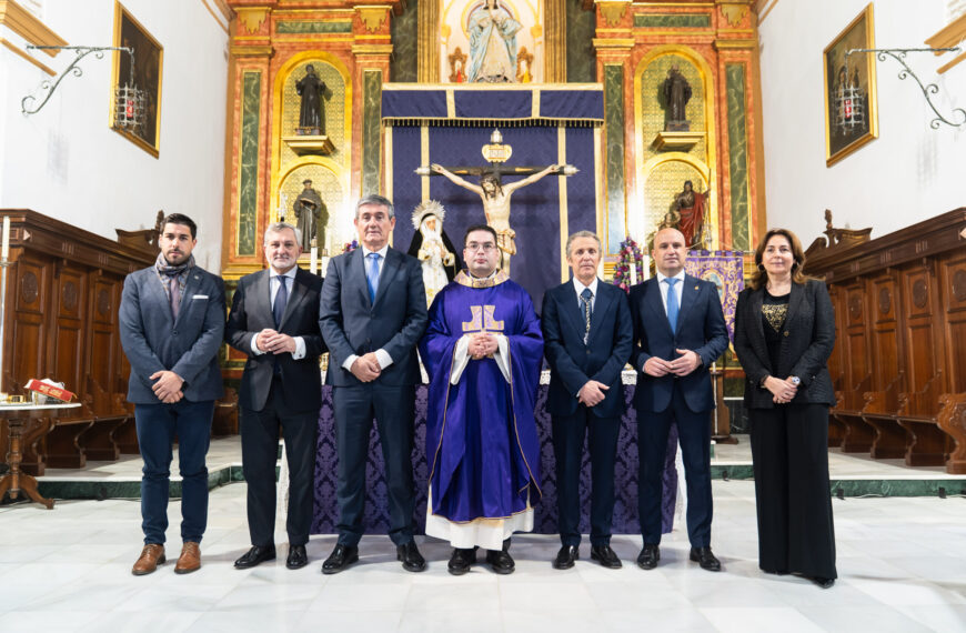El Cristo de la Expiración de Adra recibe el Escudo de Oro de la Provincia concedido por la Diputación